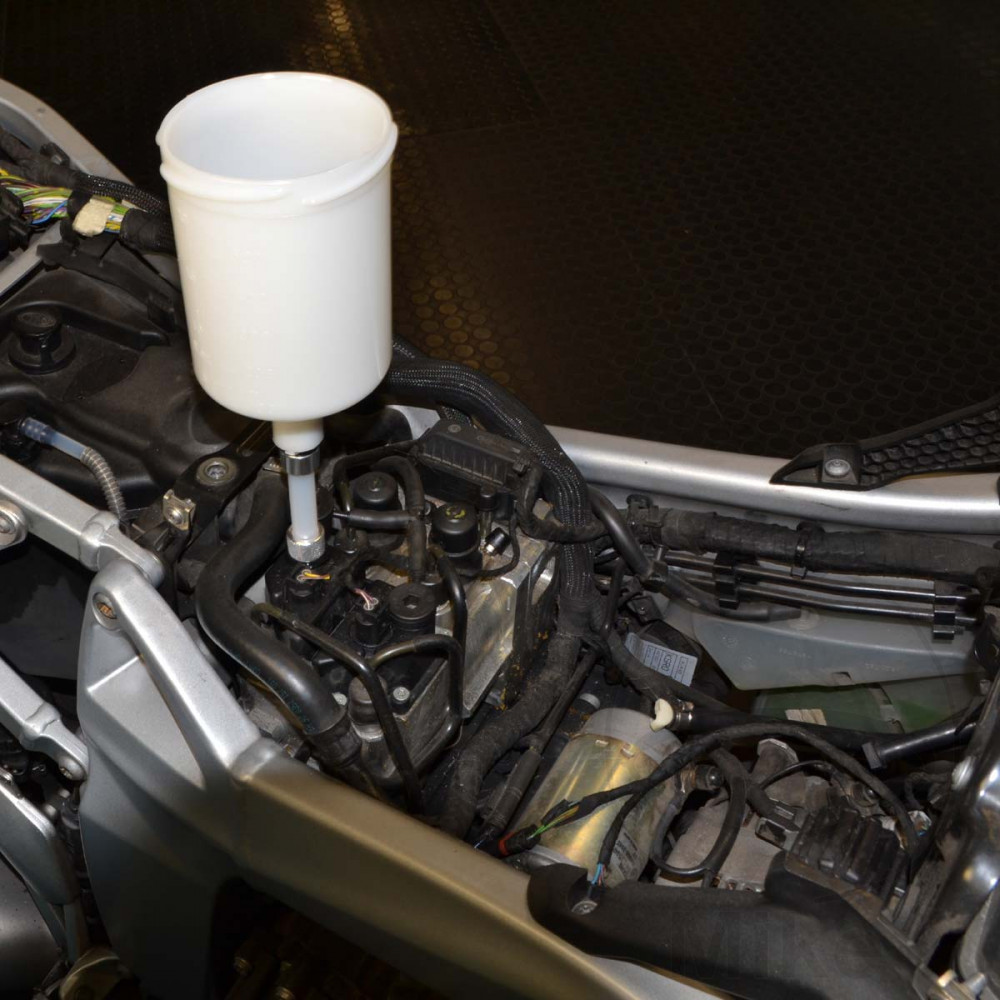 Remplissage de liquide de frein JMP Remplissage de liquide de frein JMP – Image 2