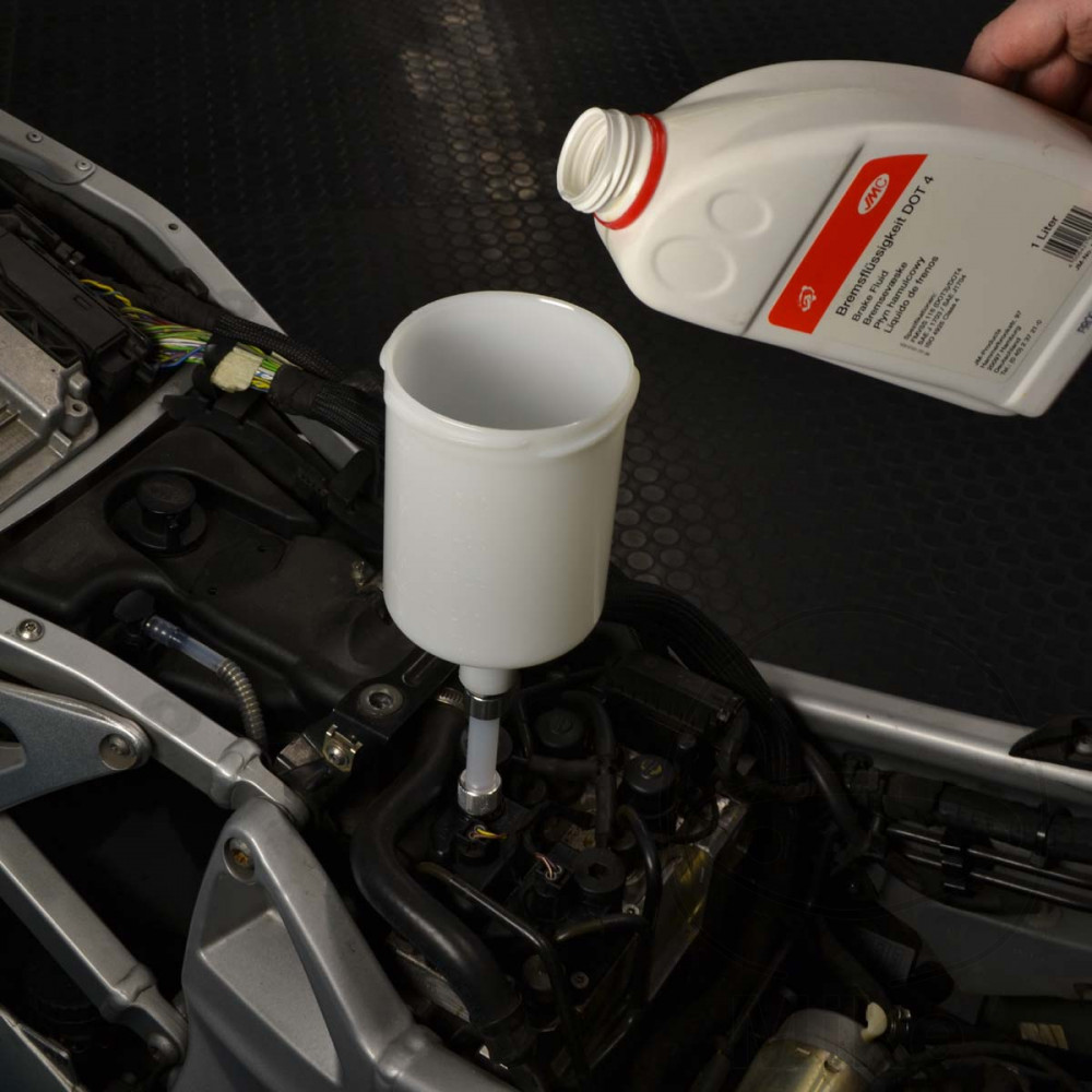 Remplissage de liquide de frein JMP Remplissage de liquide de frein JMP – Image 3