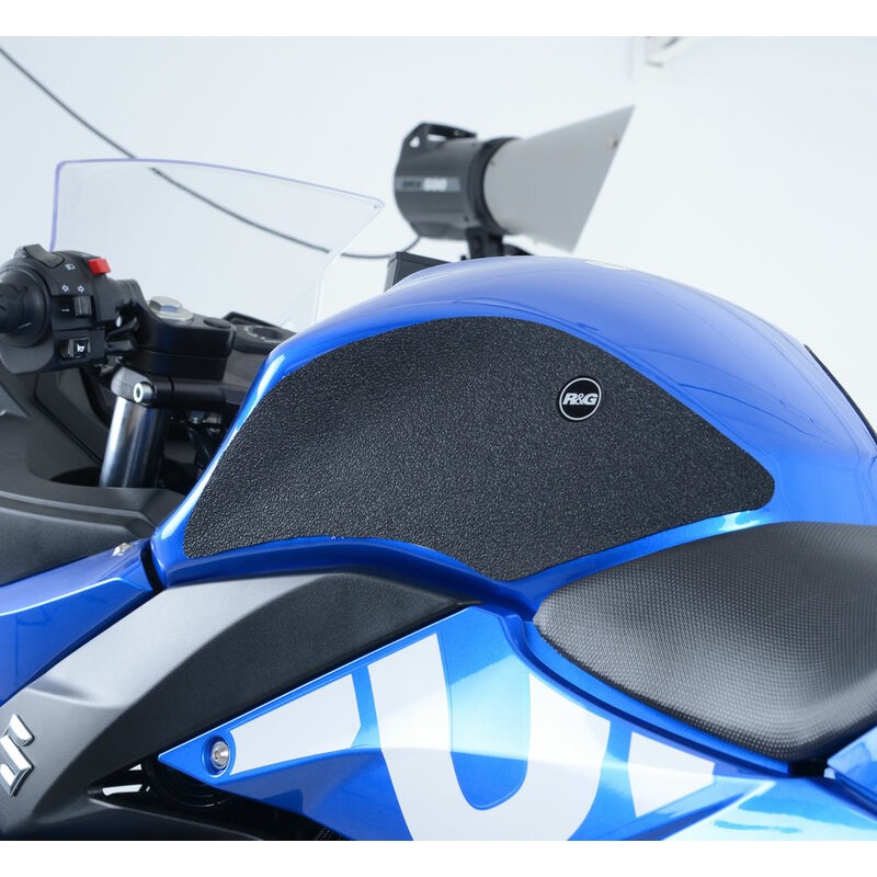 Kit grip de réservoir R&G RACING 2 pièces noir Suzuki GSX250R Kit grip de réservoir R&G RACING 2 pièces noir Suzuki GSX250R – Image 3