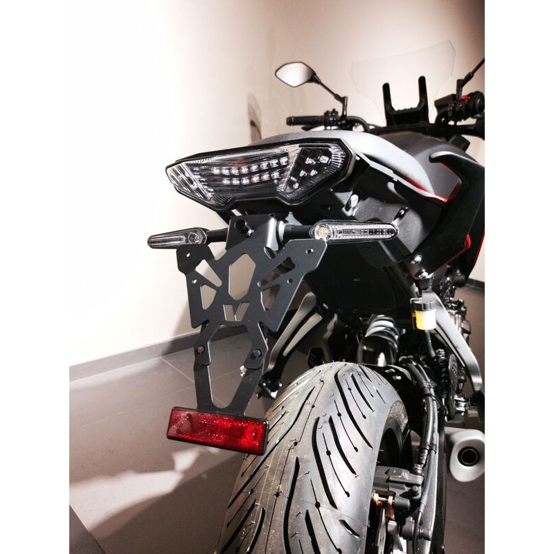 Support de plaque V PARTS noir - Yamaha MT-07 TRACER/MT-09 TRACER Support de plaque V PARTS noir - Yamaha MT-07 TRACER/MT-09 TRACER – Image 4