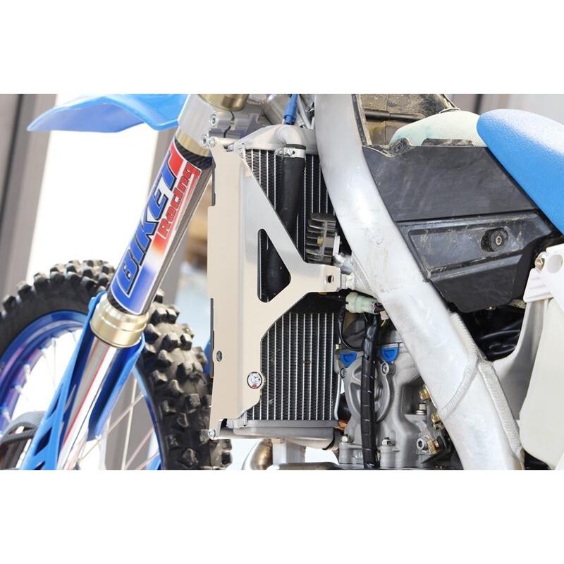 Protections de radiateurs AXP aluminium/noir - TM RACING Protections de radiateurs AXP aluminium/noir - TM RACING – Image 3