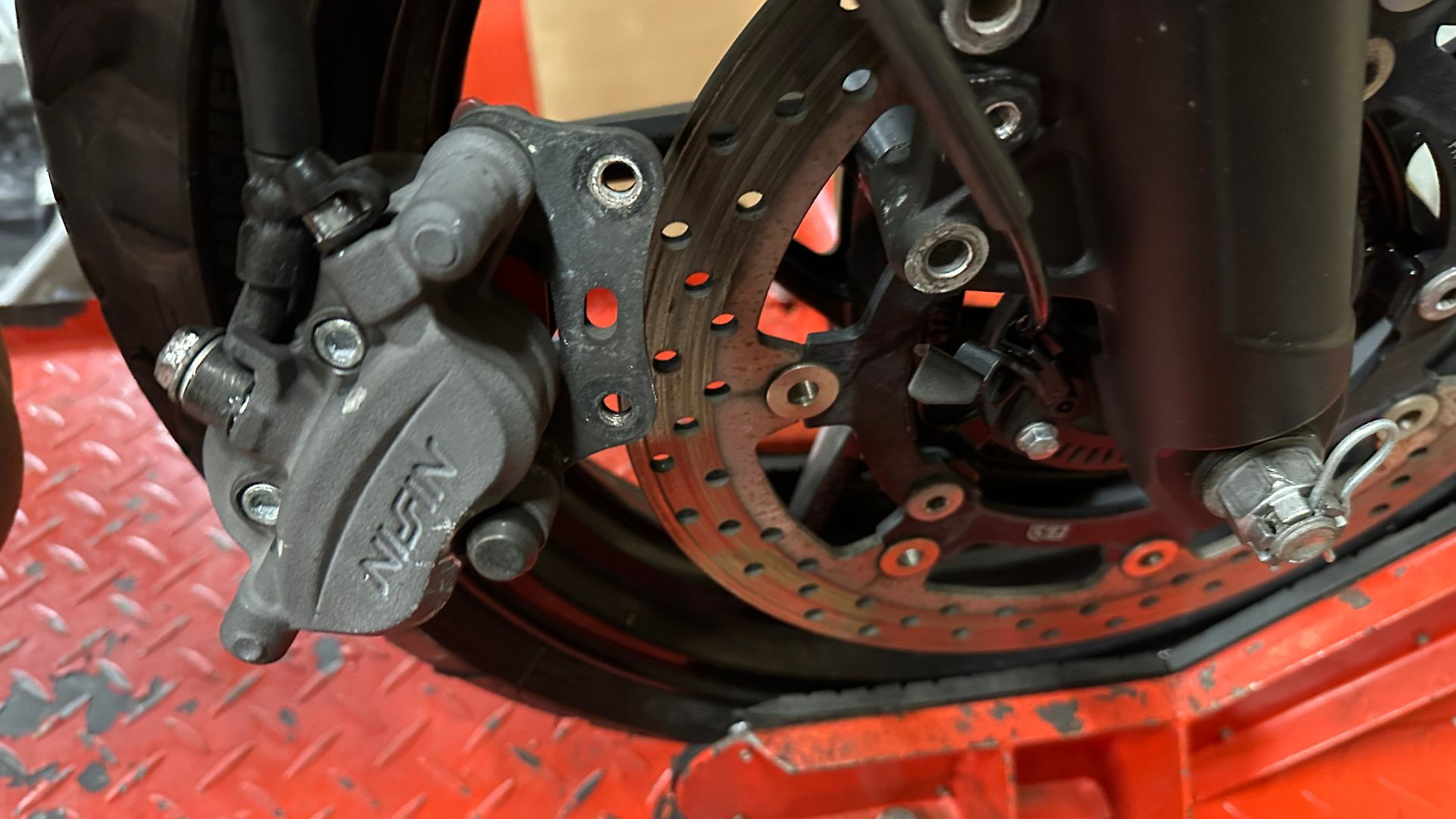 Contrôler et nettoyer vos freins moto facilement