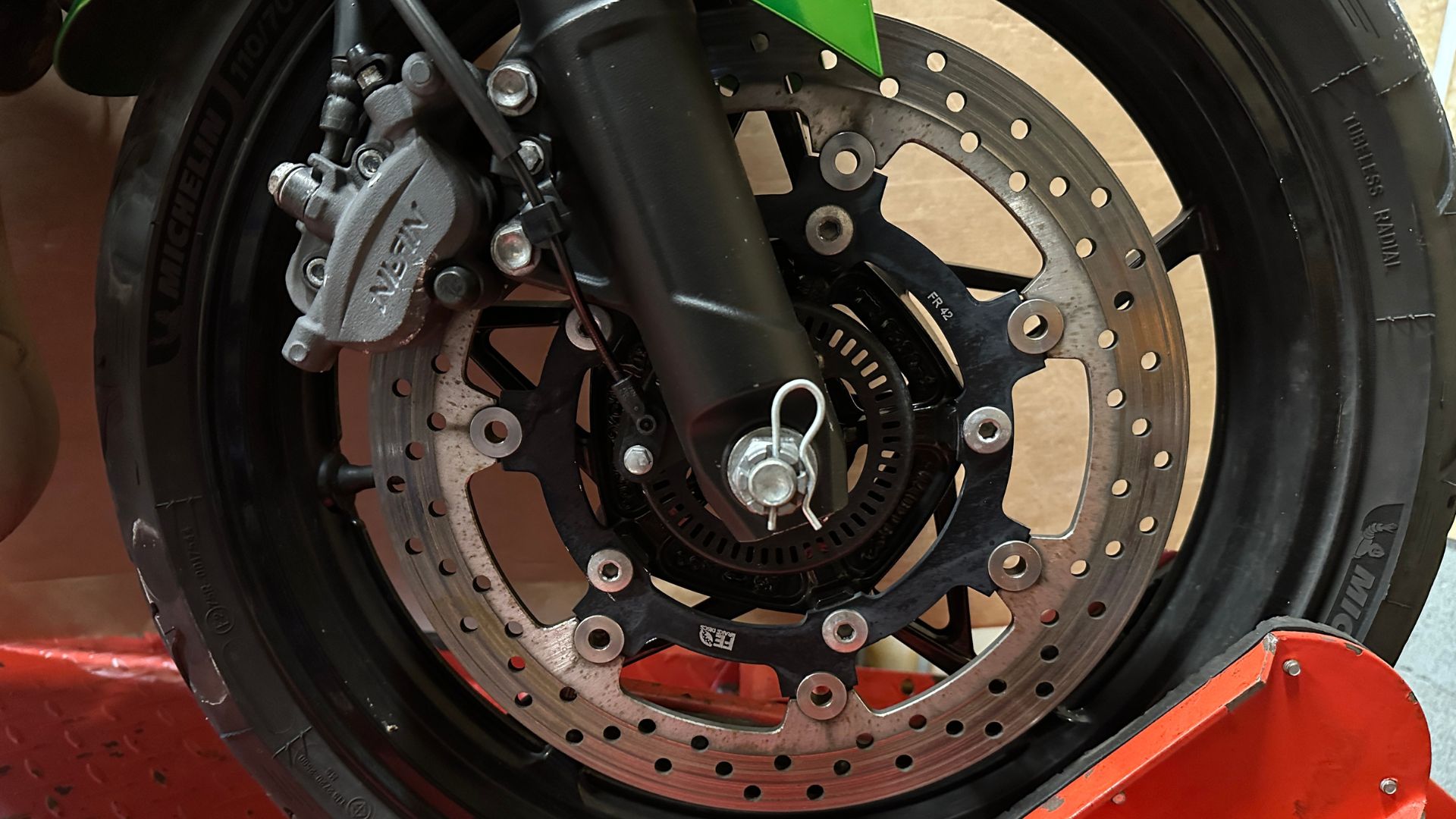 Contrôler et nettoyer vos freins moto facilement