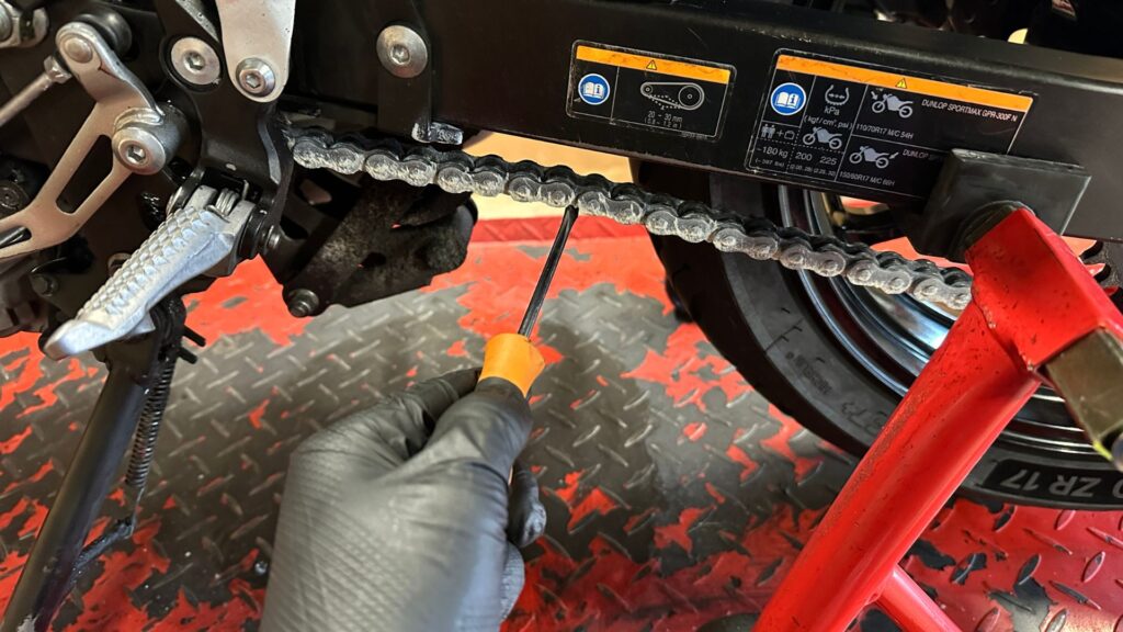 Contrôler et tendre une chaîne de moto