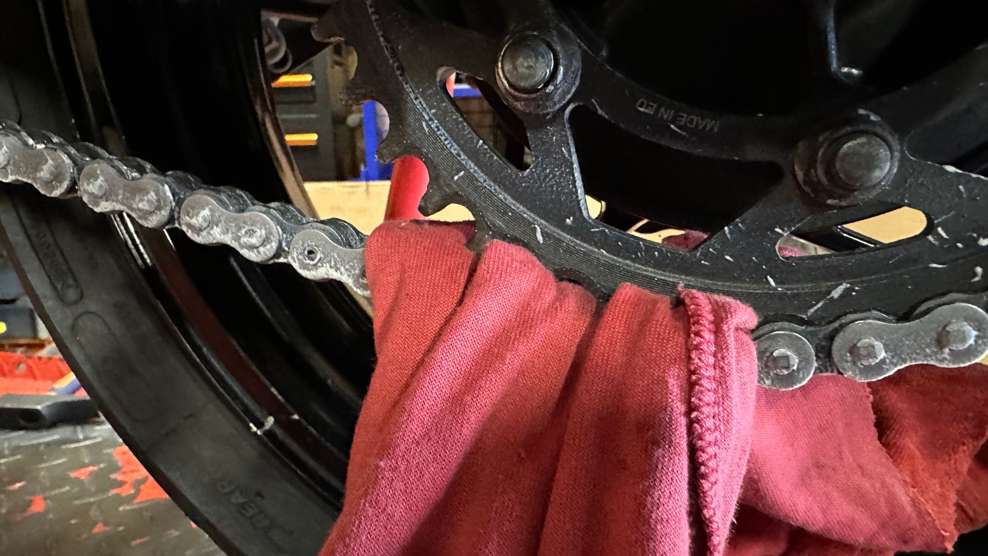 Contrôler et tendre une chaîne de moto Tendre une chaine moto 1