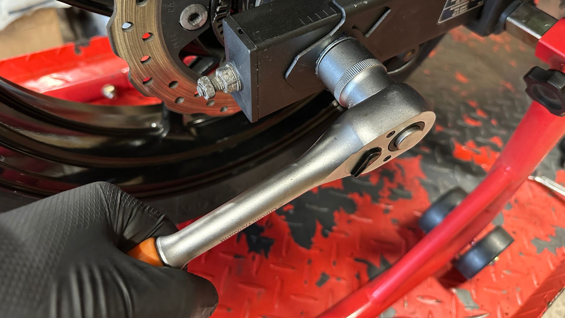 Contrôler et tendre une chaîne de moto Tendre une chaine moto 4