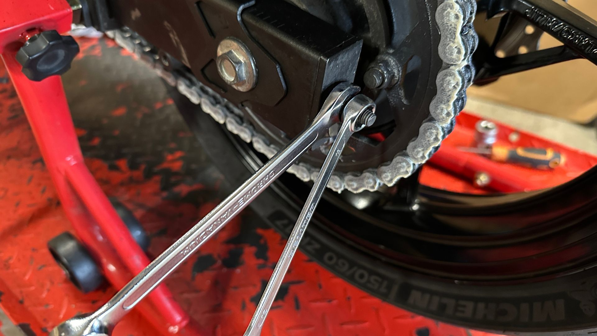 Contrôler et tendre une chaîne de moto Tendre une chaine moto